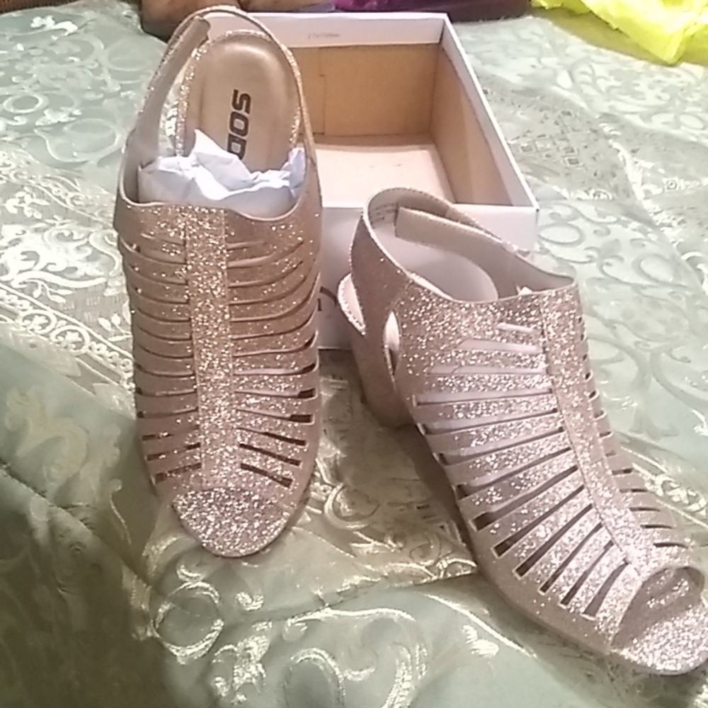 Girls sz 4.5 glitter gold dress shoes by Soda